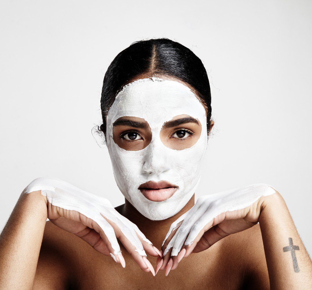 51992994_l_normal_none (1) Face. Close up portrait of beautiful young woman with monstera leaf. Concept of cosmetics, makeup, natural and eco treatment, skin care. Shiny and healthy look, fashion, healthcare. Details.